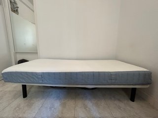 Colchón IKEA y base tapizada