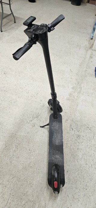Patinete eléctrico con cargador