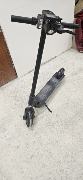 Patinete eléctrico con cargador