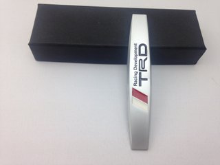 EMBLEMAS TOYOTA TRD RACING DEVELOPMENT PLATA MATE