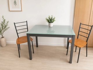Mesa de comedor y 2 sillas