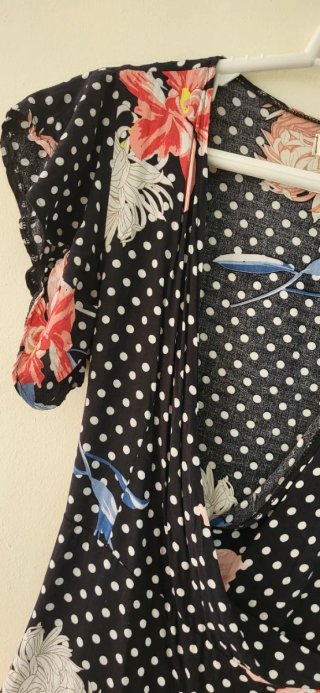 Vestido floral con lunares