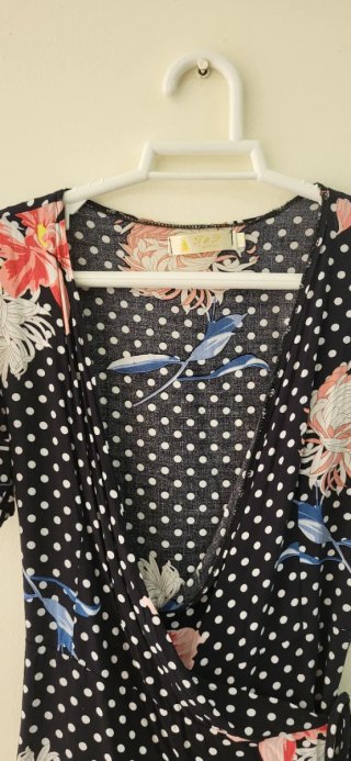 Vestido floral con lunares