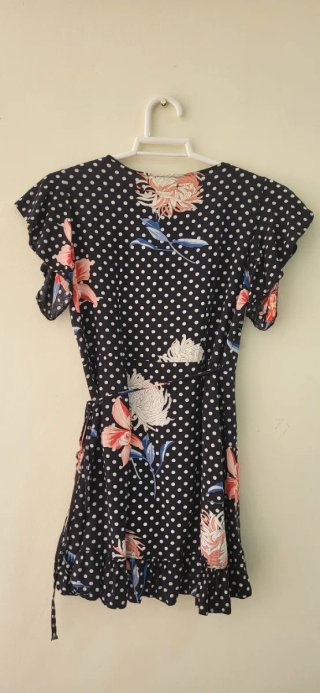 Vestido floral con lunares