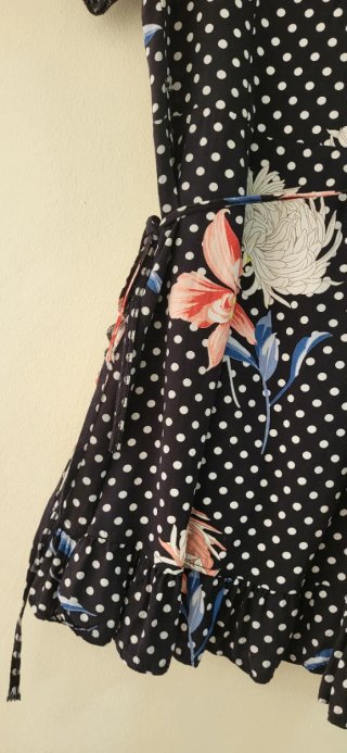Vestido floral con lunares