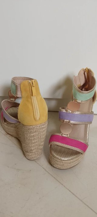 Sandalias cuña esparto multicolor.Equivale a un 37