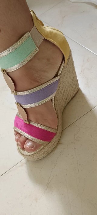 Sandalias cuña esparto multicolor.Equivale a un 37