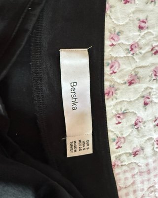 Falda negra corta Bershka