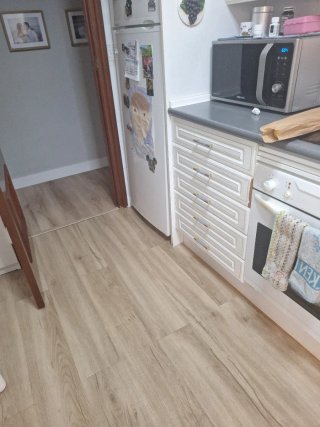 Muebles de cocina blancos y dorados