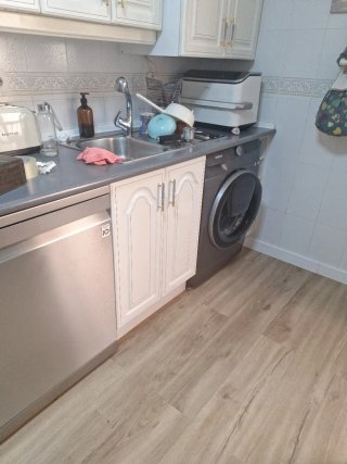 Muebles de cocina blancos y dorados