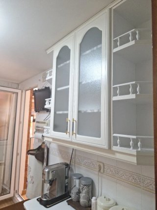 Muebles de cocina blancos y dorados