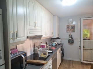 Muebles de cocina blancos y dorados