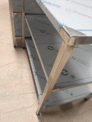 MESA ACERO CON ESTANTES MIRA MI PERFIL
