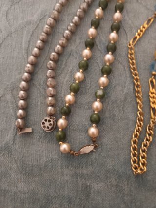 Collares de perlas y broches