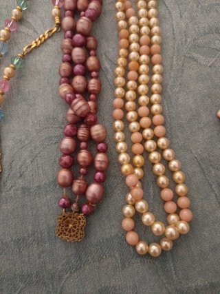Collares de perlas y broches