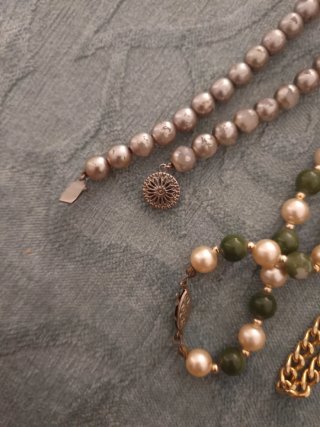 Collares de perlas y broches