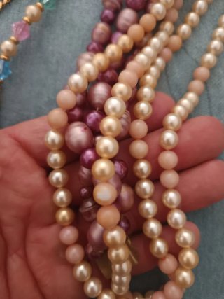 Collares de perlas y broches