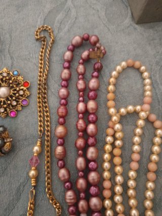 Collares de perlas y broches