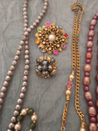 Collares de perlas y broches