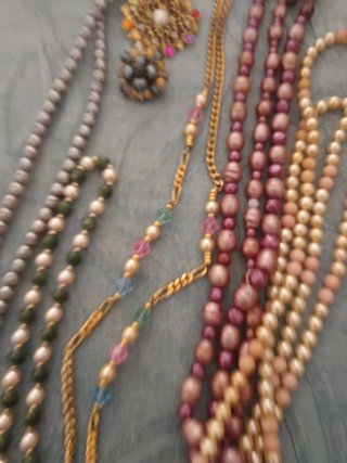 Collares de perlas y broches