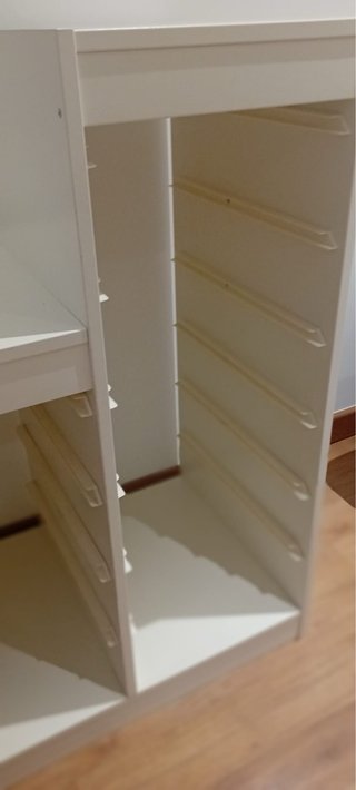 Estantería modular con 5 cajas rojas