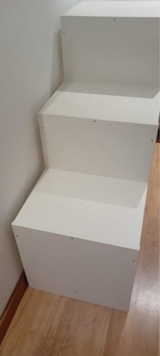 Estantería modular con 5 cajas rojas