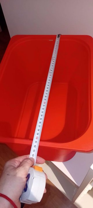 Estantería modular con 5 cajas rojas
