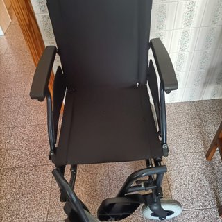 Silla de ruedas negra