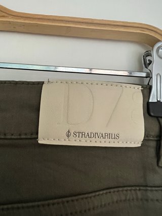 Pantalón Stradivarius caqui talla 38