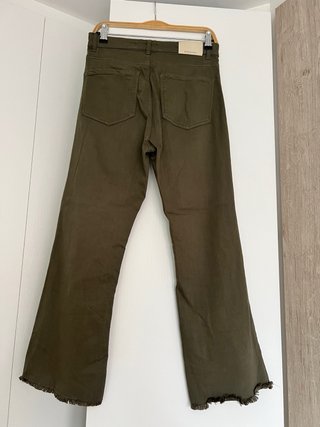Pantalón Stradivarius caqui talla 38