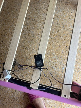 Cama individual con estructura de madera y tapizad
