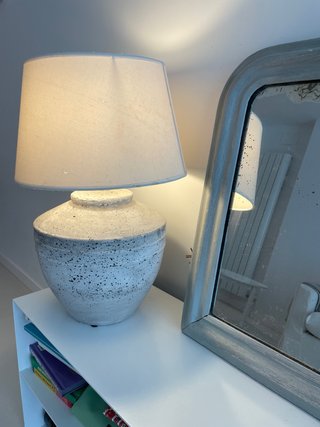 Lámpara de cerámica gris y blanca