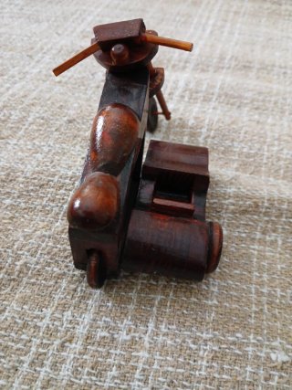 Moto de madera artesanal