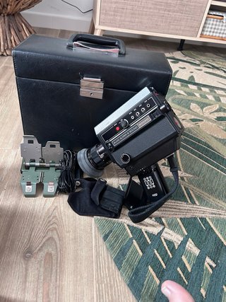Un lote de artículos vintage: radio, cámara de cin