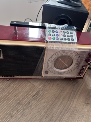 Un lote de artículos vintage: radio, cámara de cin