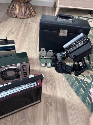 Un lote de artículos vintage: radio, cámara de cin
