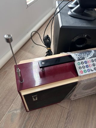 Un lote de artículos vintage: radio, cámara de cin