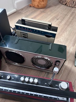 Un lote de artículos vintage: radio, cámara de cin