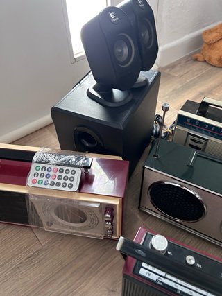 Un lote de artículos vintage: radio, cámara de cin