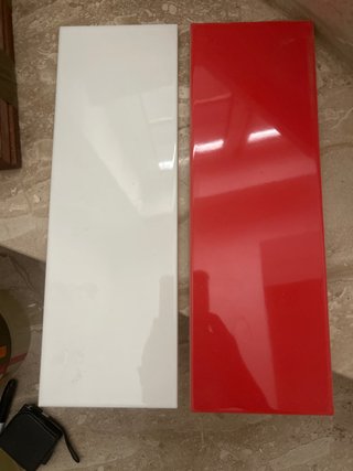 Azulejos blancos y rojos