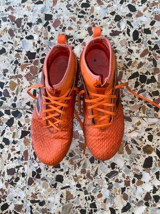 Botas de fútbol naranjas