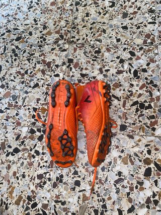 Botas de fútbol naranjas