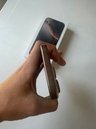 iPhone 16 Pro Dorado