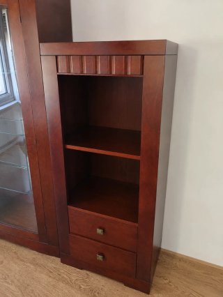 Estantería de madera con cajones