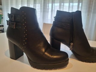 Botines negros con tachuelas y hebillas con suplem