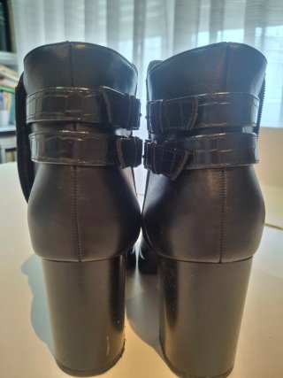 Botines negros con tachuelas y hebillas con suplem
