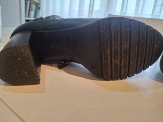 Botines negros con tachuelas y hebillas con suplem