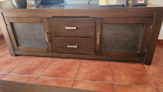 Mueble TV madera oscura con detalles dorados