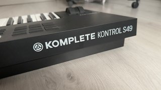 Controladora Komplete Kontrol S49