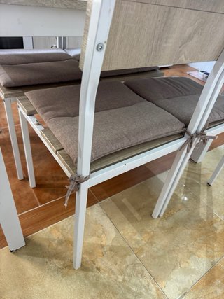 Mesa y 4 sillas